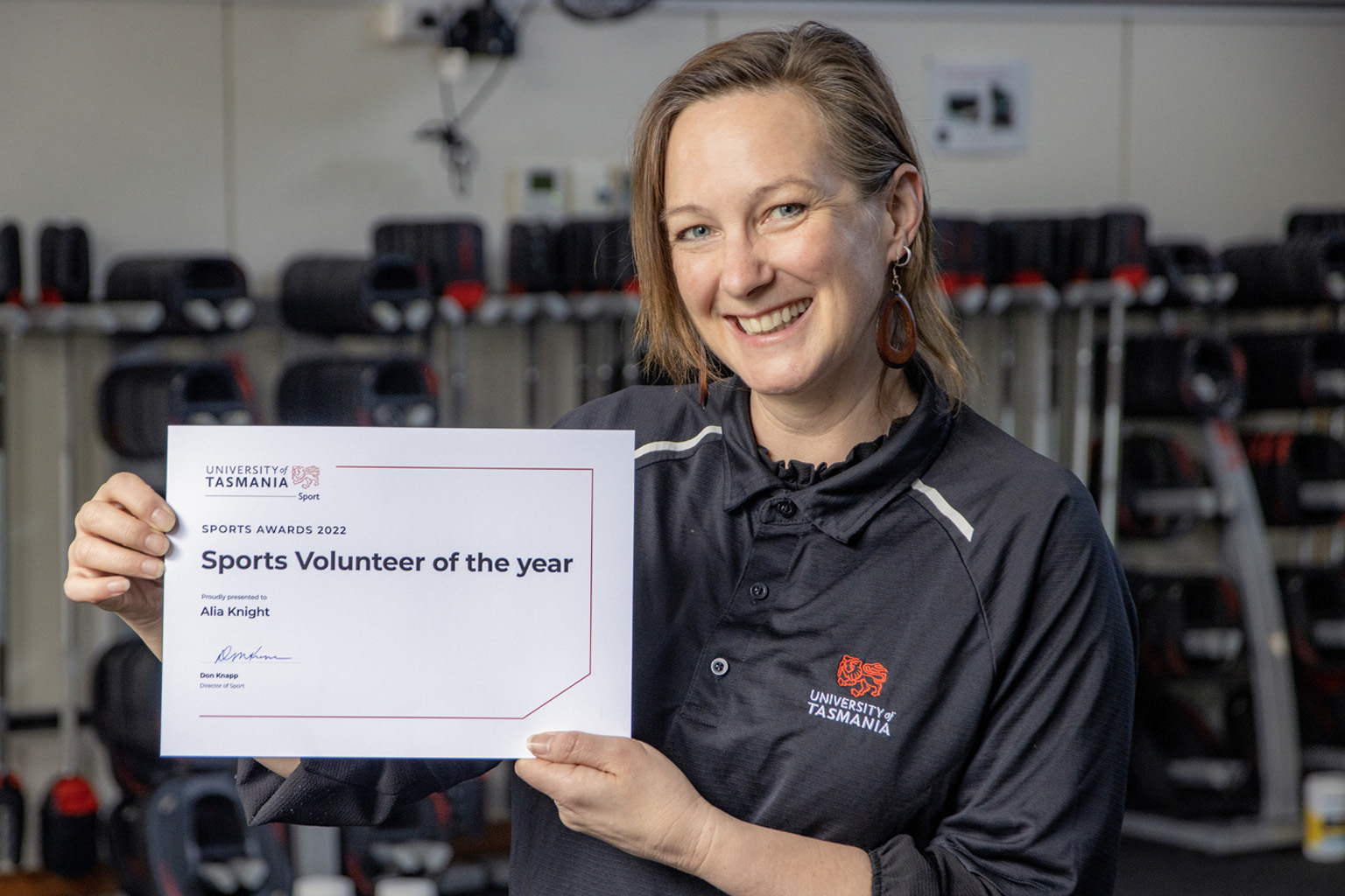 Alia Knight with a Sports Volunteer of the Year certificate from the University of Tasmania